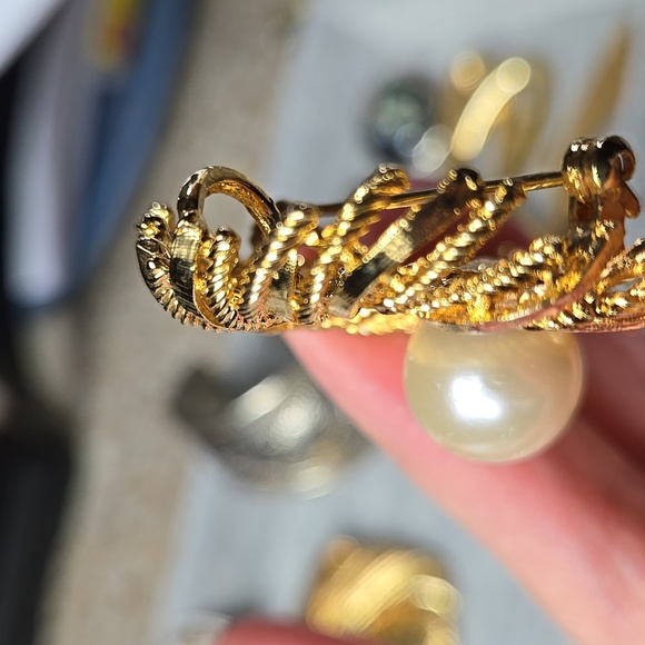 Elegant Gold Swirl Brooch with Pearl Accent - Picture 8 of 17